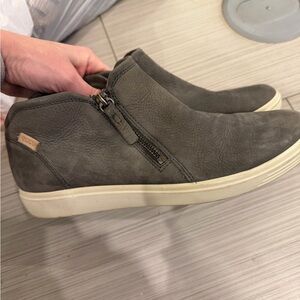 ECCO Men's Dark Gray Sneakers with Cream Sole